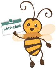 Fröhliche Biene mit ausgebreiteten Flügeln hält eine Karte mit der Aufschrift aktivCARD