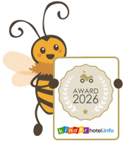 Lächelnde Biene hält eine Tafel mit Award 2026 und kinderhotel.info Logo