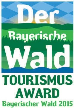 Logo des Bayerische Wald Tourismus Award 2015 mit blauem Himmel und grünen Bergen