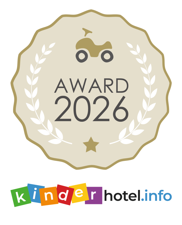 Abzeichen mit Quad-Symbol und Text Award, darunter bunte kinderhotel.info Schrift