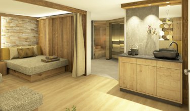 Helles Zimmer mit Holzverkleidung, Sofa links, Waschbecken rechts und Sauna im Hintergrund