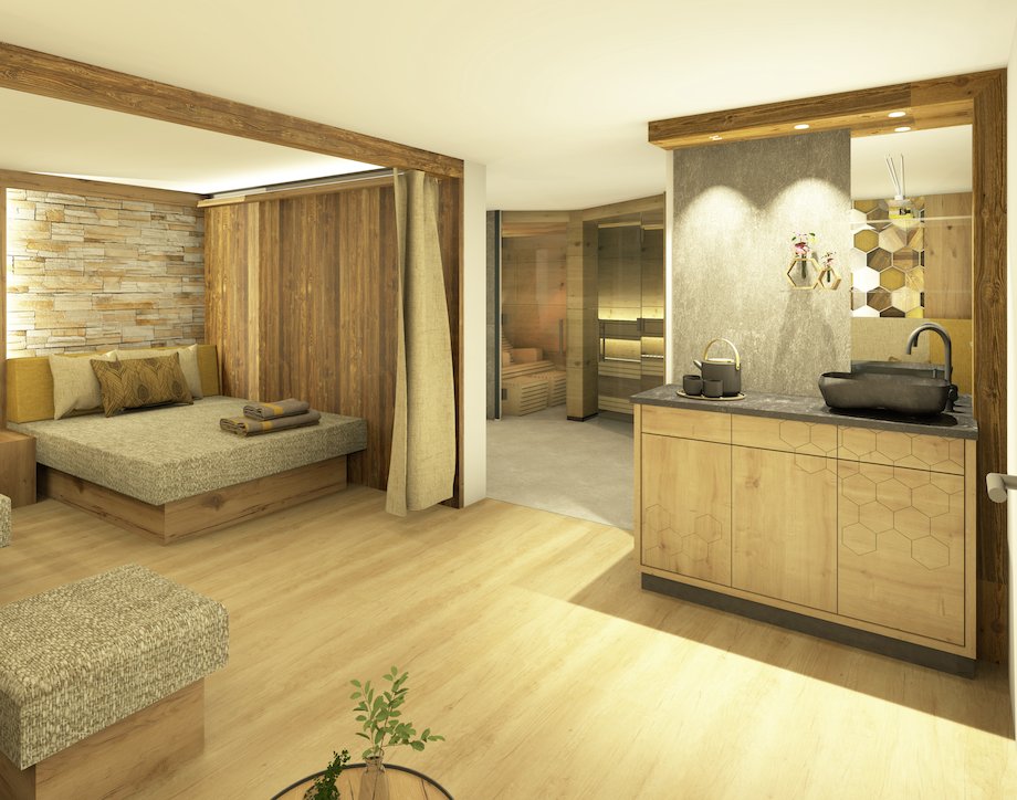 Helles Zimmer mit Holzverkleidung, Sofa links, Waschbecken rechts und Sauna im Hintergrund