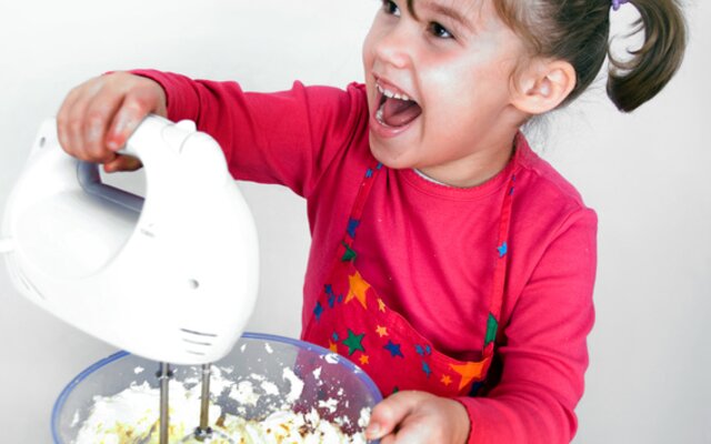 Mädchen beim Mixen im Kinder-Kochstudio