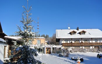 Hotelansicht im Winter