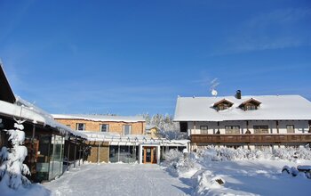 Aussenansicht Hotel im Winter