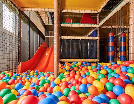 Kinder spielen im Spielzimmer