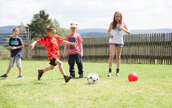 Kinder beim Fußballspielen