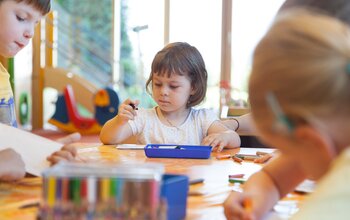 Mädchen in der Kinderbetreuung