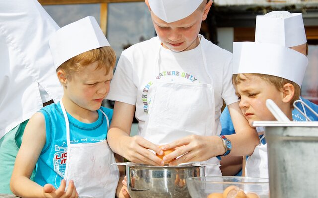 Kinder beim Kochen im Kinder-Kochstudio