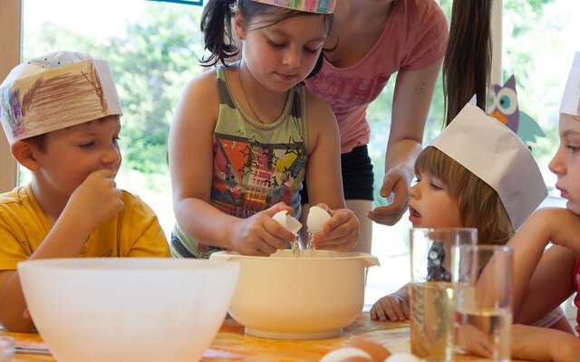 Mädchen beim Eier trennen im Kinder-Kochstudio