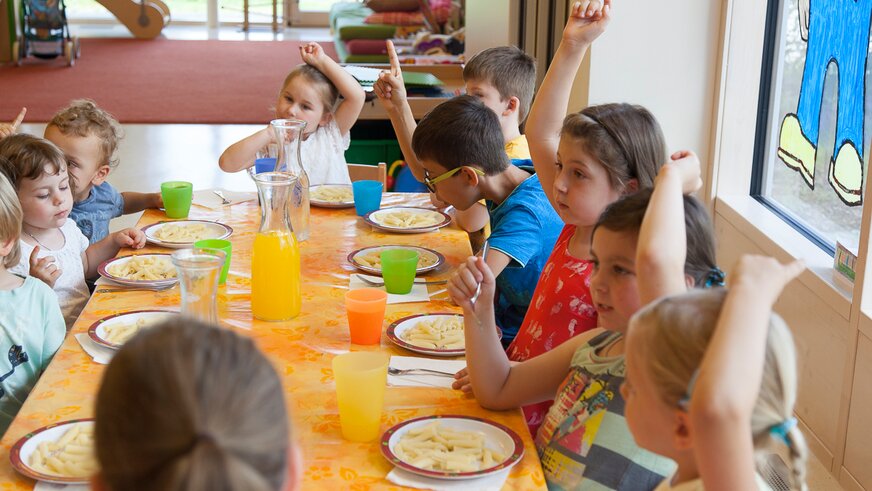Kinder essen in der Kinderbetreuung zu Mittag