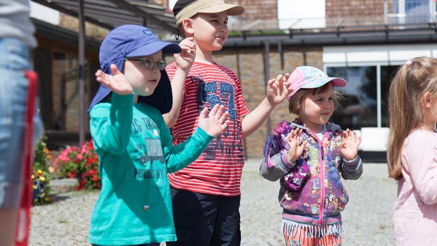 Kinder spielen im Freien