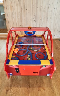 Rotes Air-Hockey-Spiel mit Straßenmuster auf Spielfeld und digitaler Anzeige oben