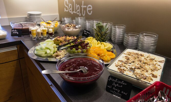 Müsli- und Obstecke beim Frühstücksbuffet