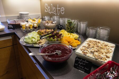 Müsli- und Obstecke beim Frühstücksbuffet