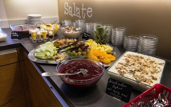 Müsli- und Obstecke beim Frühstück