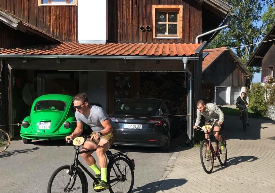 Männer beim fahren mit dem Fahrrad vom Hotel weg