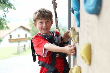 Junge beim Klettern