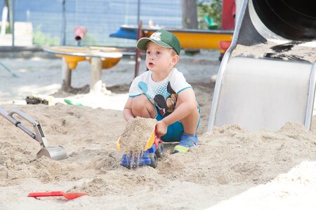 Junge spielt im Sandkasten