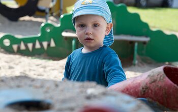 Junge spielt im Sandkasten