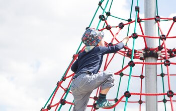 Junge auf Kletterturm