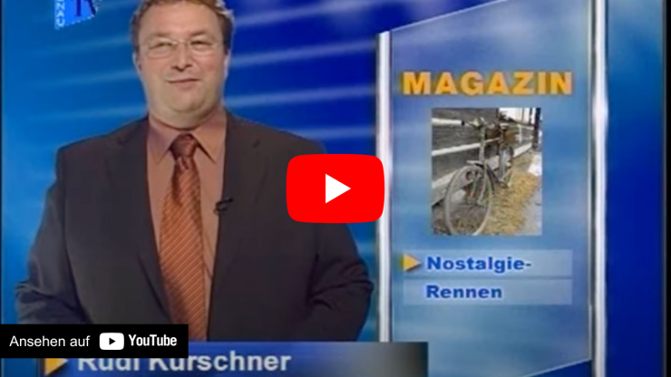 Nachrichtensprecher vor blauer Wand mit Magazin-Panel und Bild eines alten Fahrrads mit Text Nostalgie-Rennen