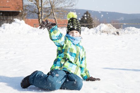 Kind beim Spielen im Schnee