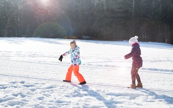 Kinder spielen im Schnee