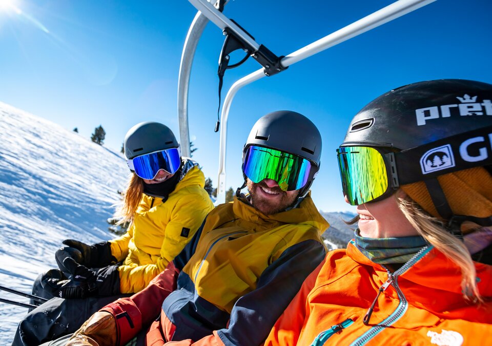 Gruppe Skifahrer auf Sessellift