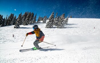 Skifahrer auf Piste