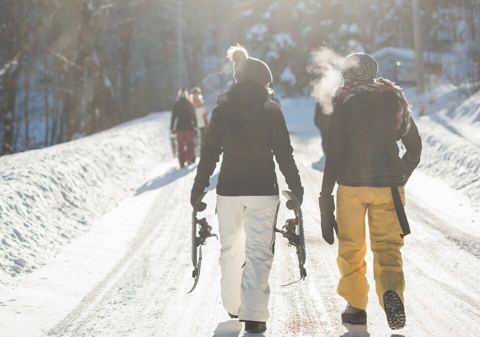 Gruppe auf dem Weg zum Schneeschuhwandern