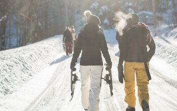 Gruppe auf dem Weg zum Schneeschuhwandern